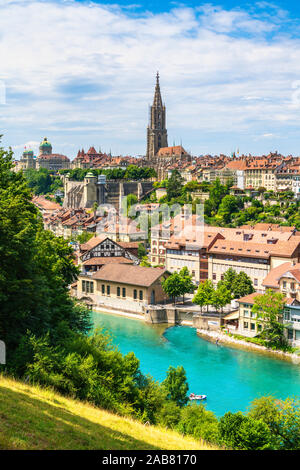 Fiume Aare con Munster Cathedral e il centro della città in background, Berna, Canton Berna, Svizzera, Europa Foto Stock