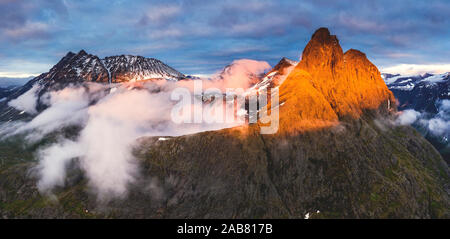Vista aerea del Romsdalshornet e montagna Venjetinden accesa dal tramonto, Romsdalen valley, Andalsnes, More og Romsdal, Norvegia, Scandinavia, Europa Foto Stock