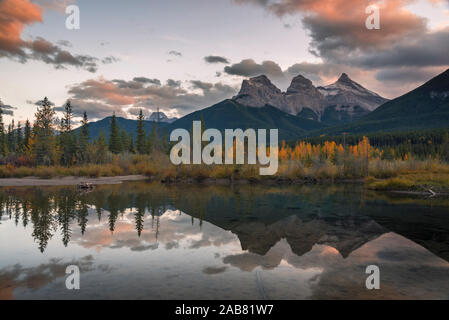 Tramonto su tre sorelle in autunno vicino al Parco Nazionale di Banff, Sito Patrimonio Mondiale dell'UNESCO, Canmore, Alberta, montagne rocciose, Canada, America del Nord Foto Stock