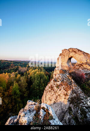 Okiennik Wielki (finestra Rock), Piaseczno, Krakow-Czestochowa Upland (Polacco Jurassic Highland), voivodato di Slesia, Polonia, Europa Foto Stock