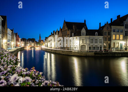 Una serata blu scena ora lungo i canali di Bruges, Belgio, Europa Foto Stock