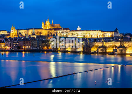 Cattedrale di San Vito e il Castello di Praga illuminata durante la sera ore blu riflettente nel fiume Moldava, UNESCO, Praga, Repubblica Ceca, Europa Foto Stock
