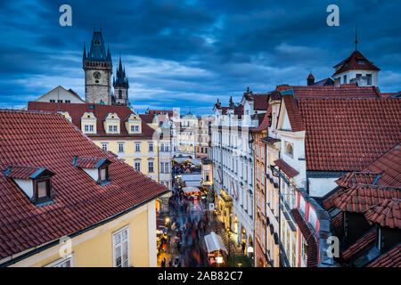 Intestazione per il Mercato di Natale in Piazza della Città Vecchia di Praga con il 600 anno vecchio orologio astronomico in piedi più alto, UNESCO, Praga, Repubblica Ceca Foto Stock