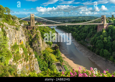 Historic Clifton Suspension Bridge da Isambard Kingdom Brunel abbraccia l'Avon Gorge con il fiume Avon sotto, Bristol, Inghilterra, Regno Unito, Europa Foto Stock