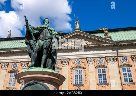 Statua di Gustavo Erici di fronte Riddarhuset (Casa della Nobiltà) a Stoccolma, in Svezia, in Scandinavia, Europa Foto Stock