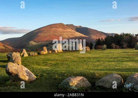 Castlerigg Stone Circle, a doppio spiovente (Blencathra) dietro, Keswick, Parco Nazionale del Distretto dei Laghi, UNESCO, Cumbria, England, Regno Unito, Europa Foto Stock