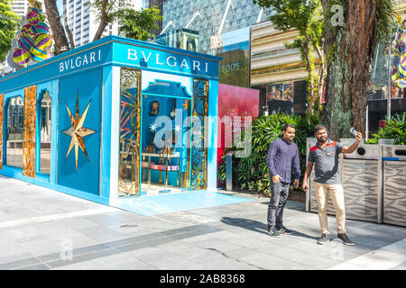 Bvlgari pop-up store in Orchard Road ION shopping mall, Singapore. Celebrazione della Messa di Natale. Il turista può essere visto tenendo selfie con telecamere mobili. Foto Stock