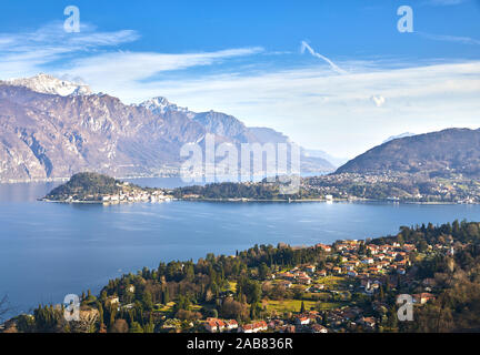 Bellagio e Varenna visto da Griante sulla sponda occidentale del Lago di Como, Lombardia, laghi italiani, l'Italia, Europa Foto Stock