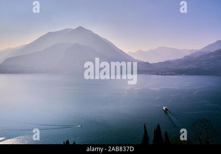 Angolo di alta vista sul lago di Como con un traghetto in viaggio in barca attraverso il lago, Lombardia, laghi italiani, l'Italia, Europa Foto Stock
