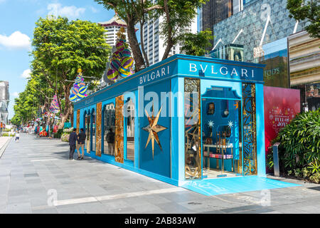 Bvlgari pop-up store in Orchard Road ION shopping mall, Singapore. Celebrazione della Messa di Natale. Foto Stock