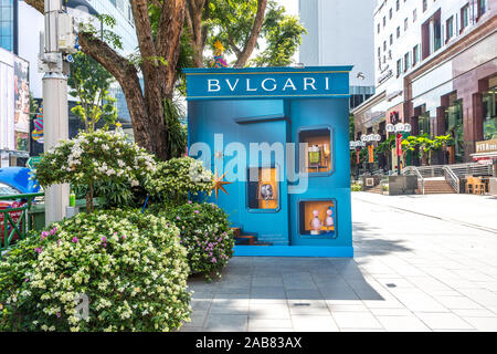 Bvlgari pop-up store in Orchard Road ION shopping mall, Singapore. Celebrazione della Messa di Natale. Foto Stock