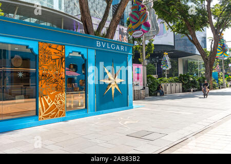 Bvlgari pop-up store in Orchard Road ION shopping mall, Singapore. Celebrazione della Messa di Natale. Foto Stock