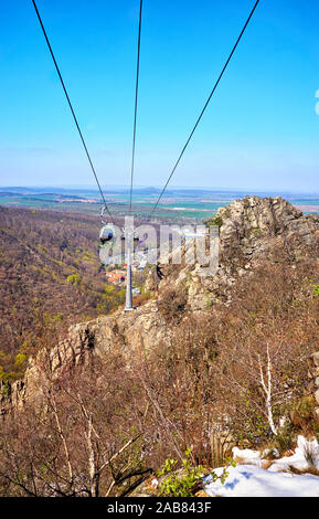 Funivia sul pendio in Thale con il blu del cielo. Sassonia-anhalt, Harz, Germania Foto Stock