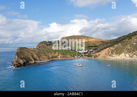 Lulworth Cove con yacht a vela ormeggiata in esso, Dorset, Regno Unito Foto Stock