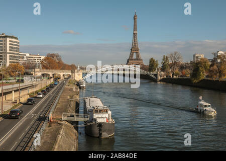 LA Senna e dalla Torre Eiffel, Parigi Foto Stock