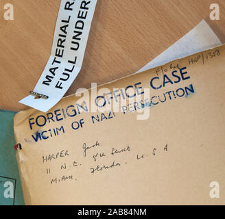 Alcuni dei 1,2 milioni di file tra cui richieste di indennizzo alle vittime del Nazis, mantenuta nel Foreign and Commonwealth Office archivi a Hanslope parco vicino a Milton Keynes nel Buckinghamshire che a causa di essere rilasciato per gli Archivi Nazionali di Kew nei pressi di Londra. Foto Stock