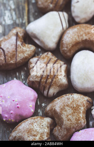Varietà di gingerbread cookies sul tavolo. Sfondo di cibo Foto Stock