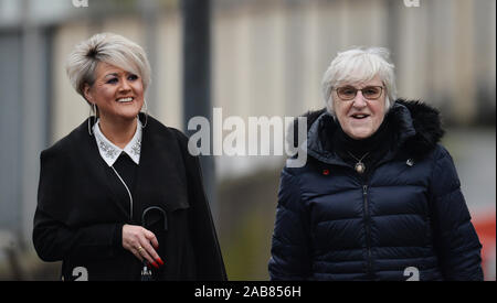 Louise Brookes (sinistra) Louise Brookes, sorella della vittima Andrew Brookes, e Christine McEvoy, madre di Marian McCabe, arrivando a Preston Crown Court per la versione di prova di Hillsborough corrispondono comandante David Duckenfield, chi è accusato di omicidio colposo da grave negligenza di 95 Liverpool sostenitori al 1989 FA Cup semi-finale. Foto Stock