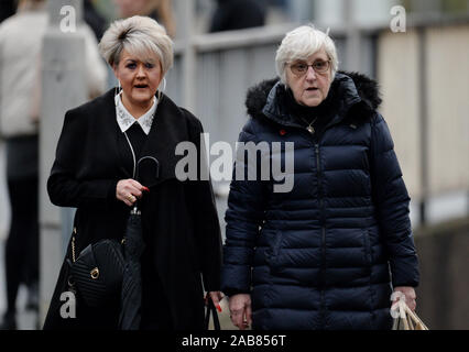 Louise Brookes (sinistra) Louise Brookes, sorella della vittima Andrew Brookes, e Christine McEvoy, madre di Marian McCabe, arrivando a Preston Crown Court per la versione di prova di Hillsborough corrispondono comandante David Duckenfield, chi è accusato di omicidio colposo da grave negligenza di 95 Liverpool sostenitori al 1989 FA Cup semi-finale. Foto Stock