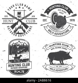 Set di caccia club badge. Concetto di vettore per la camicia, Etichetta, Stampa, Timbro. Vintage design tipografia con fucile da caccia, il cinghiale, il cacciatore, Turchia , deer, montagne e foreste. Outdoor adventure hunt club Illustrazione Vettoriale