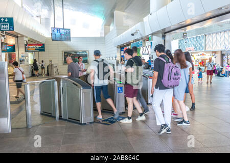 Asia/Singapore - Nov 22, 2019 : i passeggeri di entrare e uscire dal gantry. MRT è un importante componente del sistema ferroviario in Singapore. Foto Stock