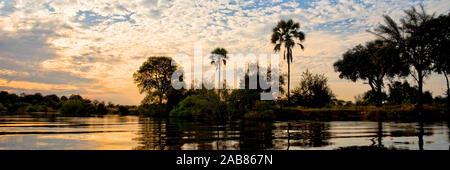 Panorama del fiume Zambeze al tramonto, Zambia Foto Stock