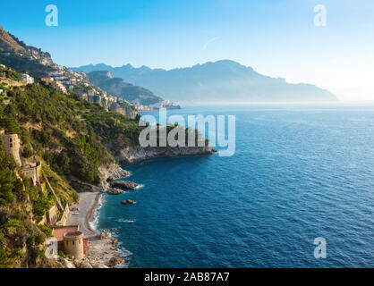 Una pittoresca vista sulla costa di Amalfi Conca dei Marini con nebbia di mattina al di sopra del mare, Campania, Italia. Foto Stock