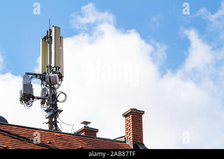Torre di telecomunicazione montante sul tetto di casa con copia spazio, Sopron, Ungheria Foto Stock