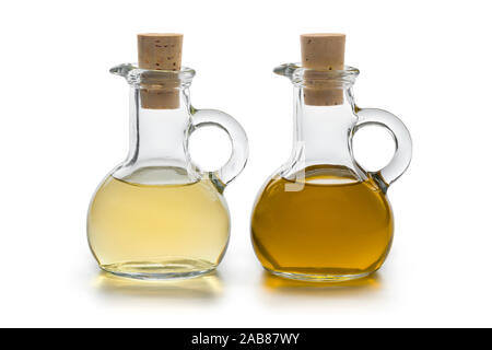 Coppia di due bottiglie di vetro con olio e aceto isolati su sfondo bianco Foto Stock