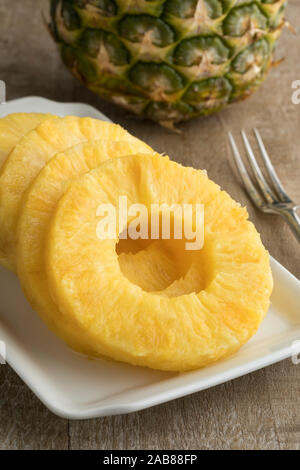 Piatto con sani e freschi tagliare fette di ananas Foto Stock