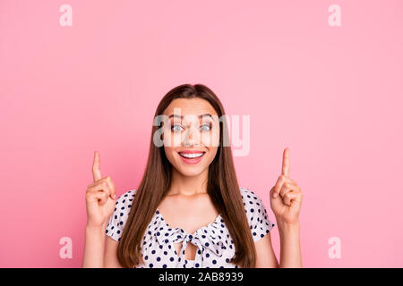 Foto di carino esultanza godendo ragazza che mostra per voi a vedere il soffitto cadere mentre isolato con sfondo rosa Foto Stock