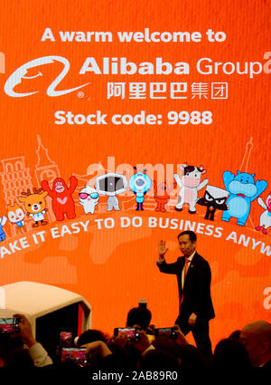 (191126) -- HONG KONG, nov. 26, 2019 (Xinhua) -- Alibaba CEO Zhang Yong assiste una cerimonia di Alibaba debutta sulla scheda principale della borsa di Hong Kong a Hong Kong, Cina del sud, nov. 26, 2019. Cinese di e-commerce giant Alibaba Group Holding Ltd. fatto una forte al debutto sulla scheda principale della borsa di Hong Kong il Martedì con la quota di aumento di prezzo 6,59 percento sul primo giorno di negoziazione. (Xinhua/Zhu Xiang) Foto Stock