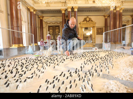 Altenburg, Germania. 26 Nov, 2019. Mostra Organizzatore Oliver Schaffer è in piedi in vetrina con Playmobil figure con il motto "cavalli di Ghiaccio", che appartiene alla mostra "Playmobil Inverno Magico a Altenburg Residence Castello". Dal 1 Dicembre al 15 marzo 2020, i visitatori possono ammirare oltre 5000 installato figure e oltre 50.000 singole parti. Credito: Bodo Schackow/dpa-Zentralbild/dpa/Alamy Live News Foto Stock