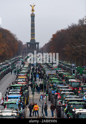 Berlino, Germania. 26 Nov, 2019. Numerosi i trattori sono in piedi nella parte anteriore della Colonna della Vittoria durante una azione di protesta da parte degli agricoltori sul Strasse des 17. Juni. Diverse migliaia di agricoltori provenienti da tutta la Germania vuole dimostrare a Berlino contro il governo federale della politica agricola comune. Credito: Monika Skolimowska/dpa-Zentralbild/dpa/Alamy Live News Foto Stock