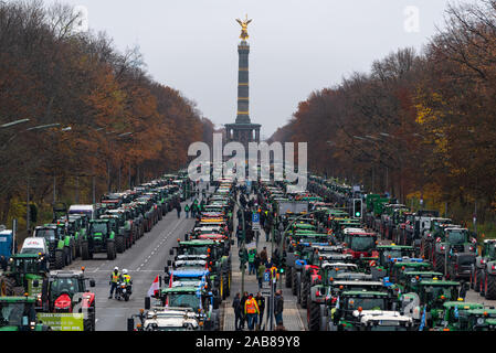 Berlino, Germania. 26 Nov, 2019. Numerosi i trattori sono in piedi nella parte anteriore della Colonna della Vittoria durante una azione di protesta da parte degli agricoltori sul Strasse des 17. Juni. Diverse migliaia di agricoltori provenienti da tutta la Germania vuole dimostrare a Berlino contro il governo federale della politica agricola comune. Credito: Monika Skolimowska/dpa-Zentralbild/dpa/Alamy Live News Foto Stock