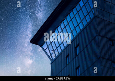 Brocken Hotel nelle montagne Harz con la Via Lattea di notte Foto Stock