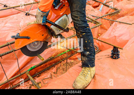 Australian builder esecuzione di fissaggio in acciaio opere di una nuova casa suburbana Foto Stock