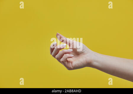 Bella donna di canto isolato su sfondo giallo Foto Stock