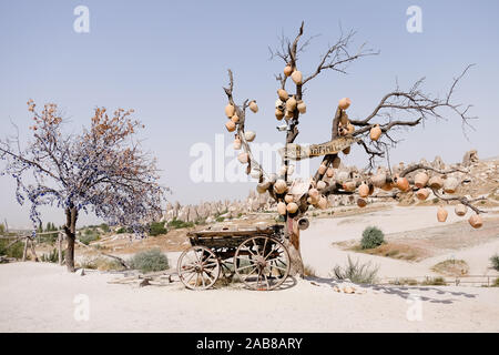 Carrello di legno e vasi appesi da un albero in Cappadocia Foto Stock