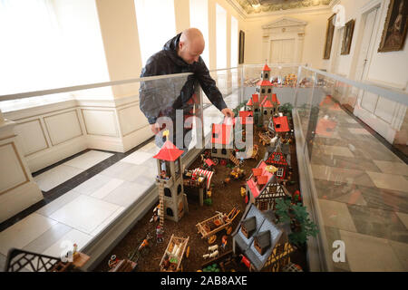 Altenburg, Germania. 26 Nov, 2019. Mostra Organizzatore Oliver Schaffer sorge accanto ad un espositore con Playmobil figure con il motto "Altenburger Prinzenraub' nella mostra "Playmobil Inverno magico nel Residenzschloss Altenburg'. Dal 1 Dicembre al 15 marzo 2020, i visitatori possono ammirare oltre 5000 installato figure e oltre 50.000 singole parti. Credito: Bodo Schackow/dpa-Zentralbild/dpa/Alamy Live News Foto Stock