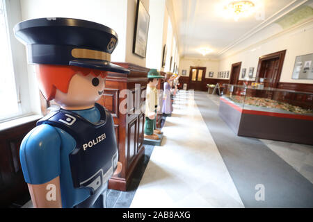 Altenburg, Germania. 26 Nov, 2019. Oversized Playmobil figure può essere visto nella mostra "Playmobil Inverno magico nel Residenzschloss Altenburg'. Dal 1 Dicembre al 15 marzo 2020, i visitatori possono ammirare oltre 5000 installato figure e oltre 50.000 singole parti. Credito: Bodo Schackow/dpa-Zentralbild/dpa/Alamy Live News Foto Stock