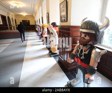 Altenburg, Germania. 26 Nov, 2019. Oversized Playmobil figure può essere visto nella mostra "Playmobil Inverno magico nel Residenzschloss Altenburg'. Dal 1 Dicembre al 15 marzo 2020, i visitatori possono ammirare oltre 5000 installato figure e oltre 50.000 singole parti. Credito: Bodo Schackow/dpa-Zentralbild/dpa/Alamy Live News Foto Stock