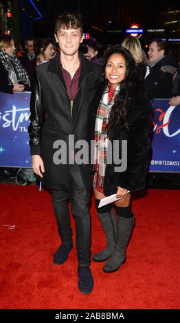 Foto deve essere accreditato ©Alpha premere 078237 25/11/2019 Tyger ha richiamato il miele e Fluke Chotphuang presso la White Christmas Musical premere la notte presso il Dominion Theatre di Londra Foto Stock