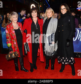 Foto deve essere accreditato ©Alpha premere 078237 25/11/2019 Gloria Hunniford, Coleen Nolan, Linda Robson e Andrea McLean al Bianco Natale Musical premere la notte presso il Dominion Theatre di Londra Foto Stock