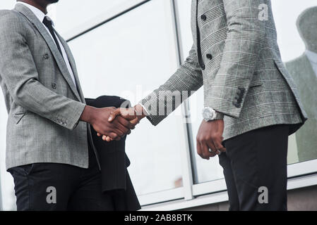 Successo African American business uomini dopo la firma del contratto. Foto Stock