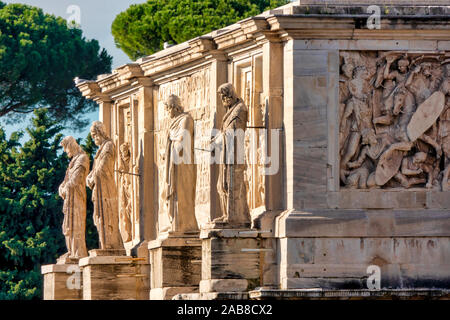 Dettaglio delle statue dell'Arco di Costantino, Roma Italia Foto Stock