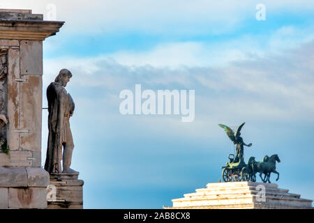 Statua dell'Arco di Costantino e la dea victoria sul Vittoriano, Roma Italia Foto Stock