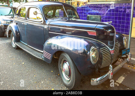 Sydney, Australia - Gennaio 16, 2015: vista laterale della Dodge Sedan quattro porte 1939 vintage auto di lusso, isolato in un parcheggio. Foto Stock
