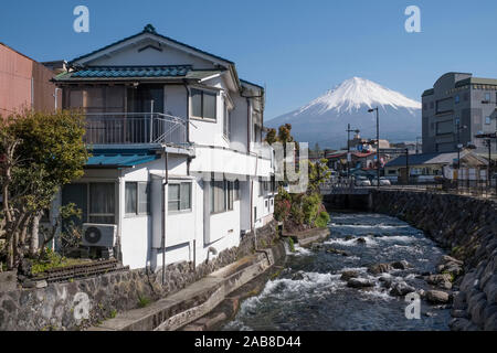 Giappone, Fujinomiya, Prefettura di Shizuoka: il Monte Fuji e la sua coperta di neve summit Foto Stock