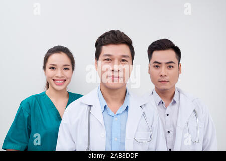 Gruppo di asiatici lavoratori medico/ medici e infermiere sorridente in telecamera Foto Stock